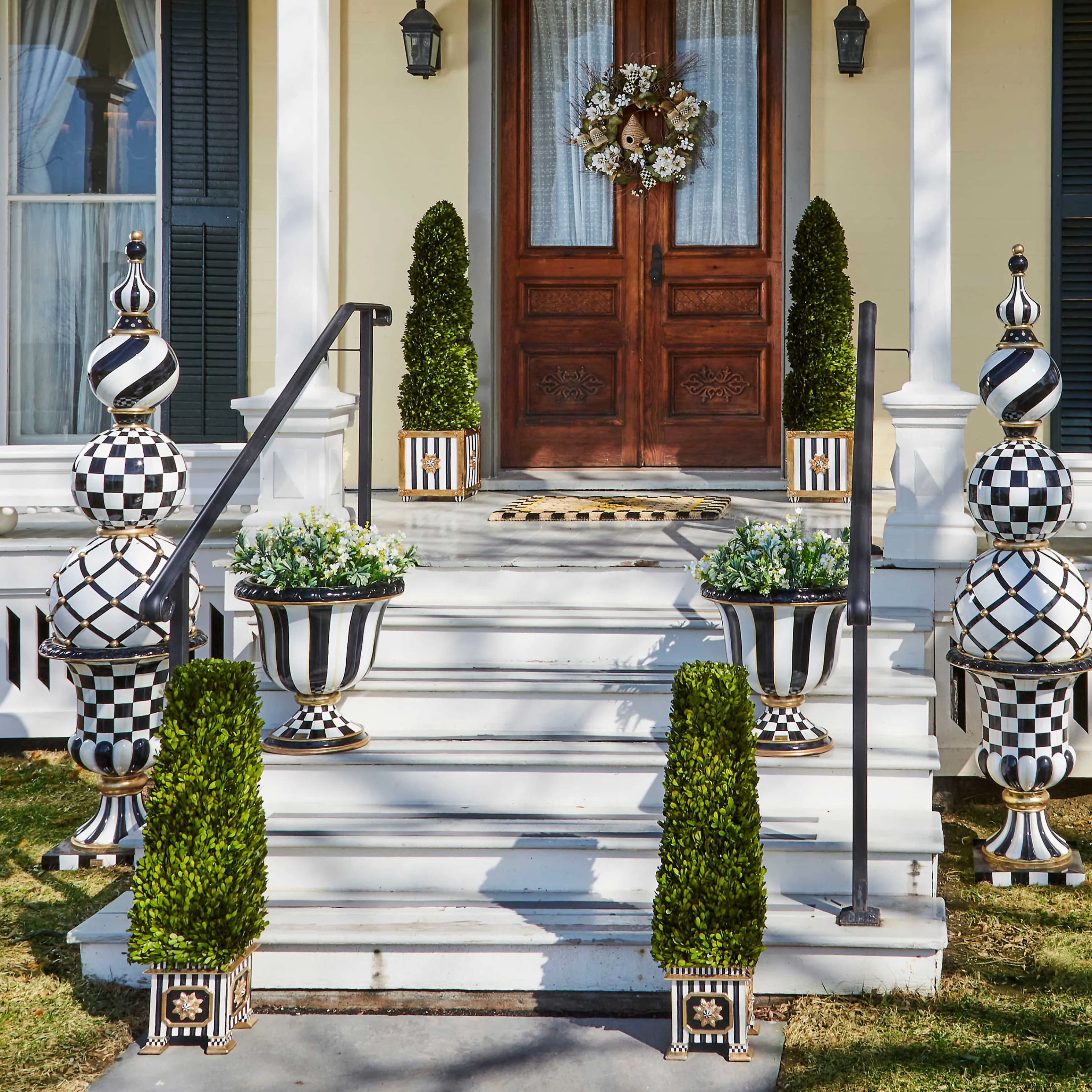 Courtly Check Trophy Topiary